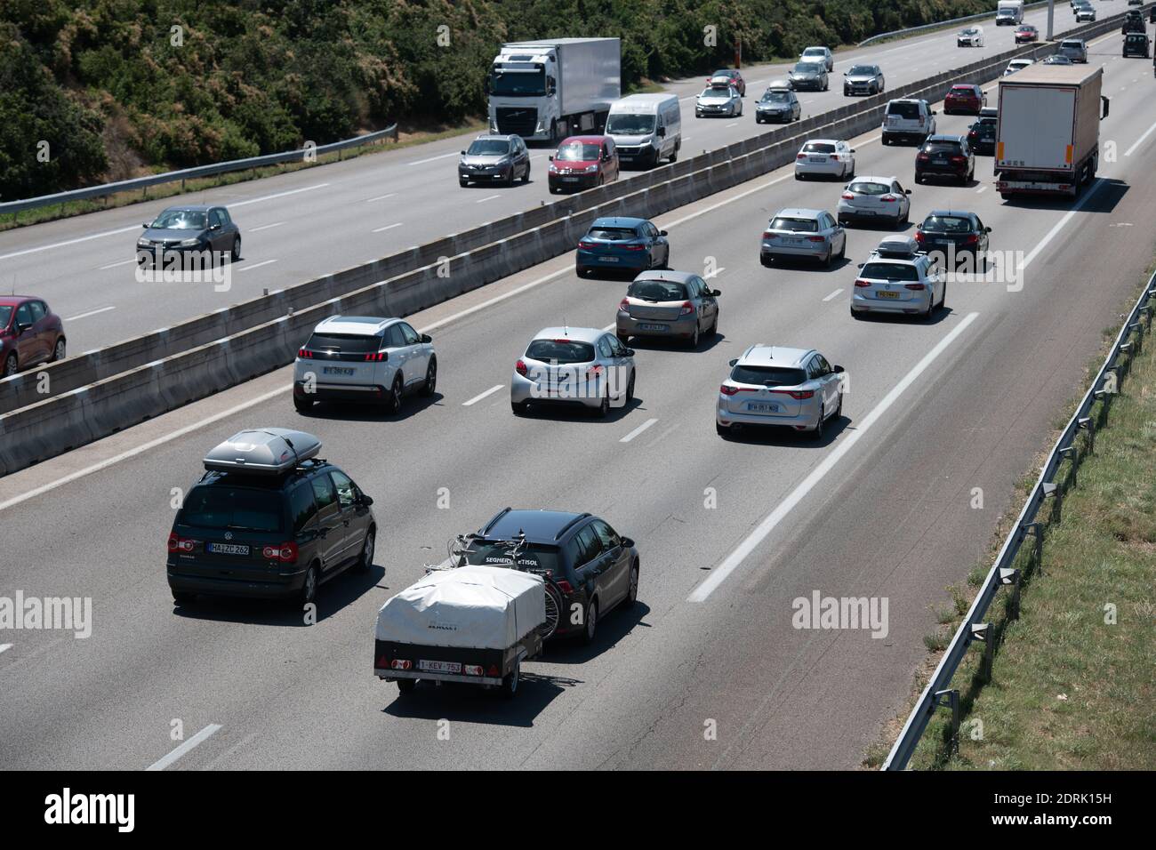 Valence (Südostfrankreich): Straßenverkehr auf der Autobahn A7, Wochenende der Kombüse für die Urlaubsabfahrten Stockfoto