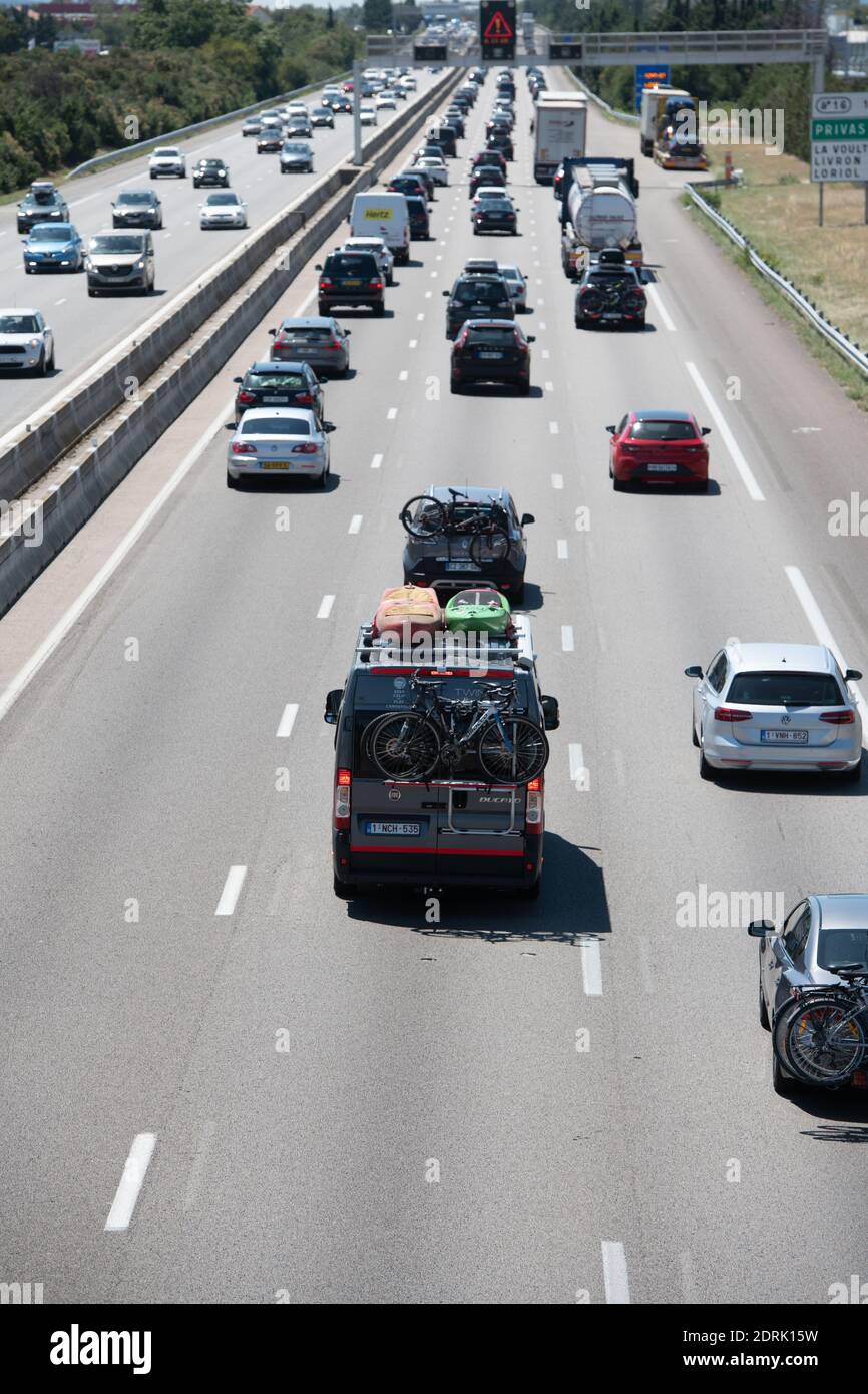 Valence (Südostfrankreich): Straßenverkehr auf der Autobahn A7, Wochenende der Kombüse für die Urlaubsabfahrten. Wohnmobil mit Fahrradträger an der Heckklappe A Stockfoto