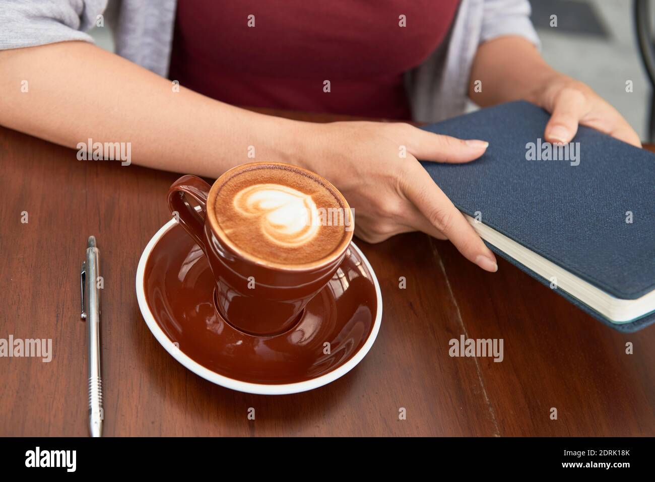 Frau öffnet das Dankesjournal Stockfoto