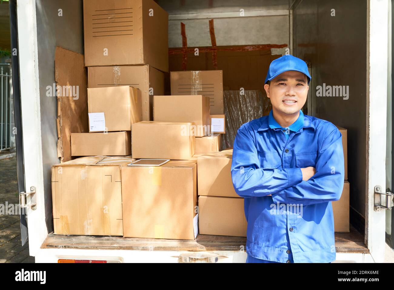 Kurier steht am LKW beladen LKW Stockfoto