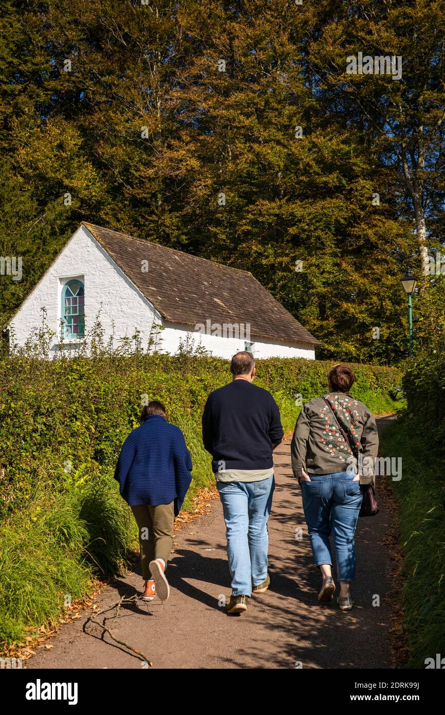 Großbritannien, Wales, Cardiff, St. Fagans, National Museum of History, Besucher zu Fuß zur Pen-Rhiw Chapel Stockfoto