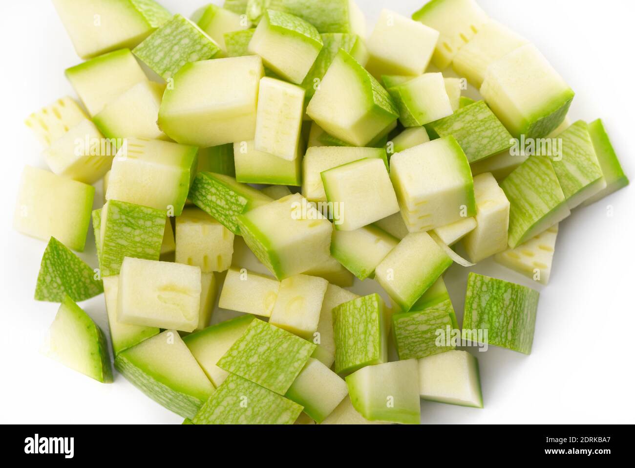Nahaufnahme einer Handvoll gehackter grüner Kürbis Stockfoto