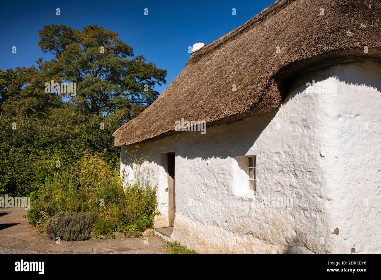Großbritannien, Wales, Cardiff, St Fagans, National Museum of History, Nantwallter Cottage, c1770 Schlamm (Clom) gebaut Bauernhof Arbeiter Haus von Tallaris Carmarthensh Stockfoto