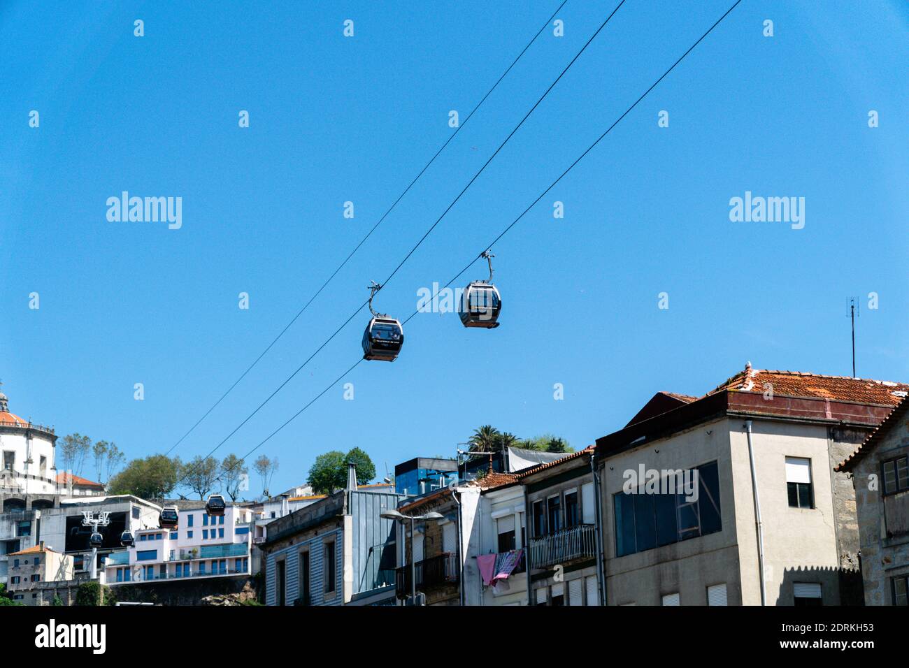 PORTO, PORTUGAL - Jul 05, 2019: Eine super coole, breite Aufnahme von Seilbahnen der alten Brücke in Porto Stadt, Douro Fluss, Portugal Stockfoto