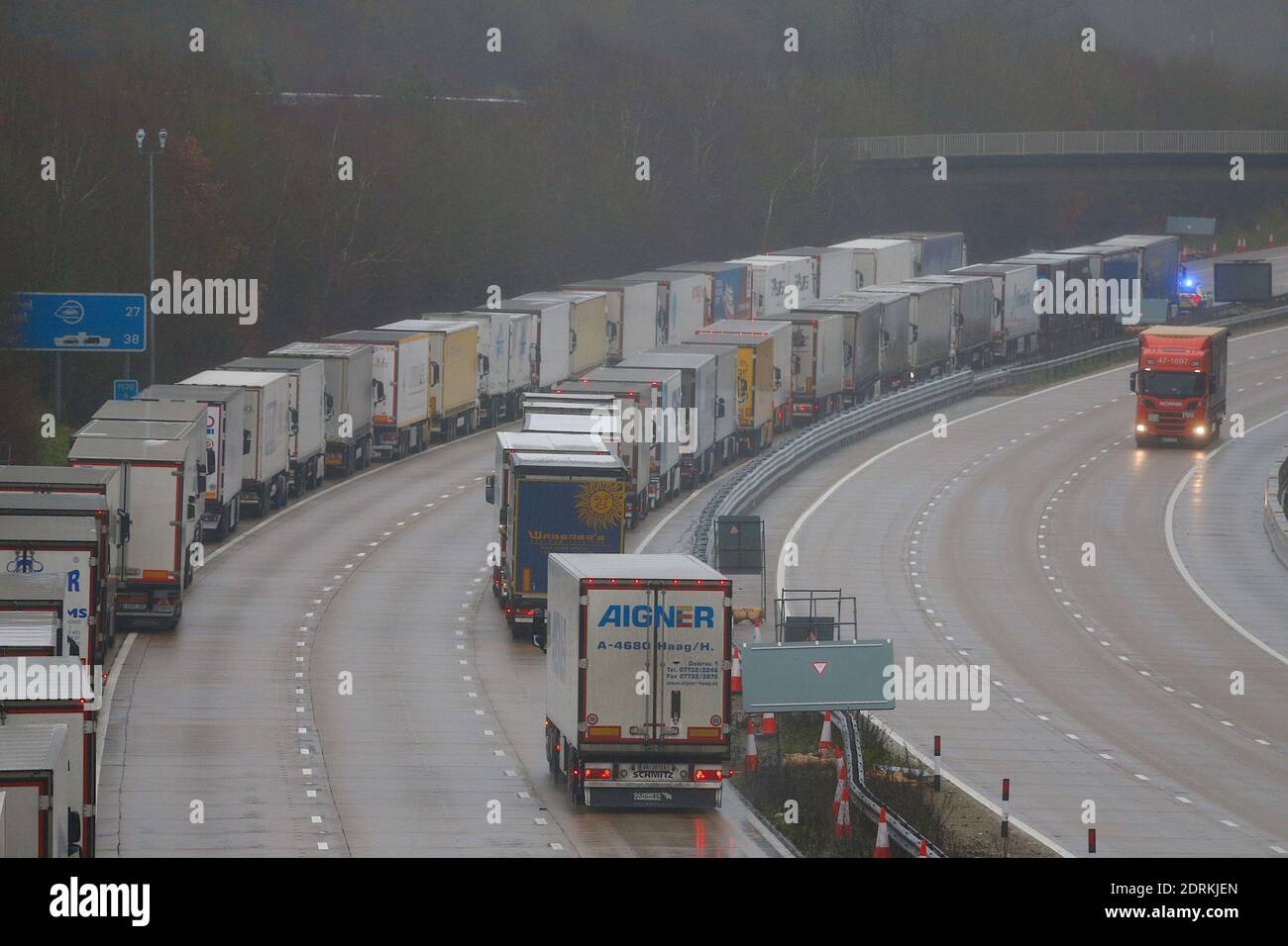 Maidstone, Kent, Großbritannien. 21. Dezember 2020. Ab der Ausfahrt 8 in Maidstone auf der Autobahn M20 ist die Operation Stack in Kraft getreten, ein anderer Verkehr auf die Autobahn ist nicht erlaubt. Die Polizei hält Lkw auf der Autobahn zurück und schafft so einen Fahrzeugstapel, um die Route nach Dover nicht weiter zu überlasten. Foto: PAL Media/Alamy Live News Stockfoto