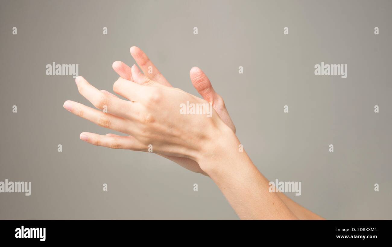 Symptome der Parkinson-Krankheit. Nahaufnahme von Zittern (zitternden) Händen von Frauen mittleren Alters, die an Parkinson erkrankt sind. Psychische Gesundheit und neurologische Stockfoto