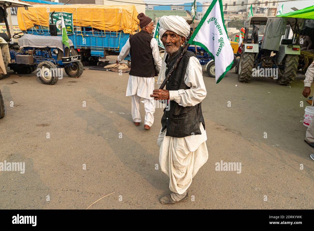 Porträt eines gealterten Bauern auf Protest an der Grenze zu delhi. Stockfoto