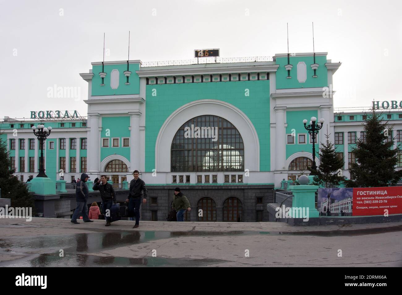 Die Fassade des Hauptbahnhofs (1939) der Stadt von der Seite des Bahnhofsplatzes an einem bewölkten Frühlingstag. Stockfoto