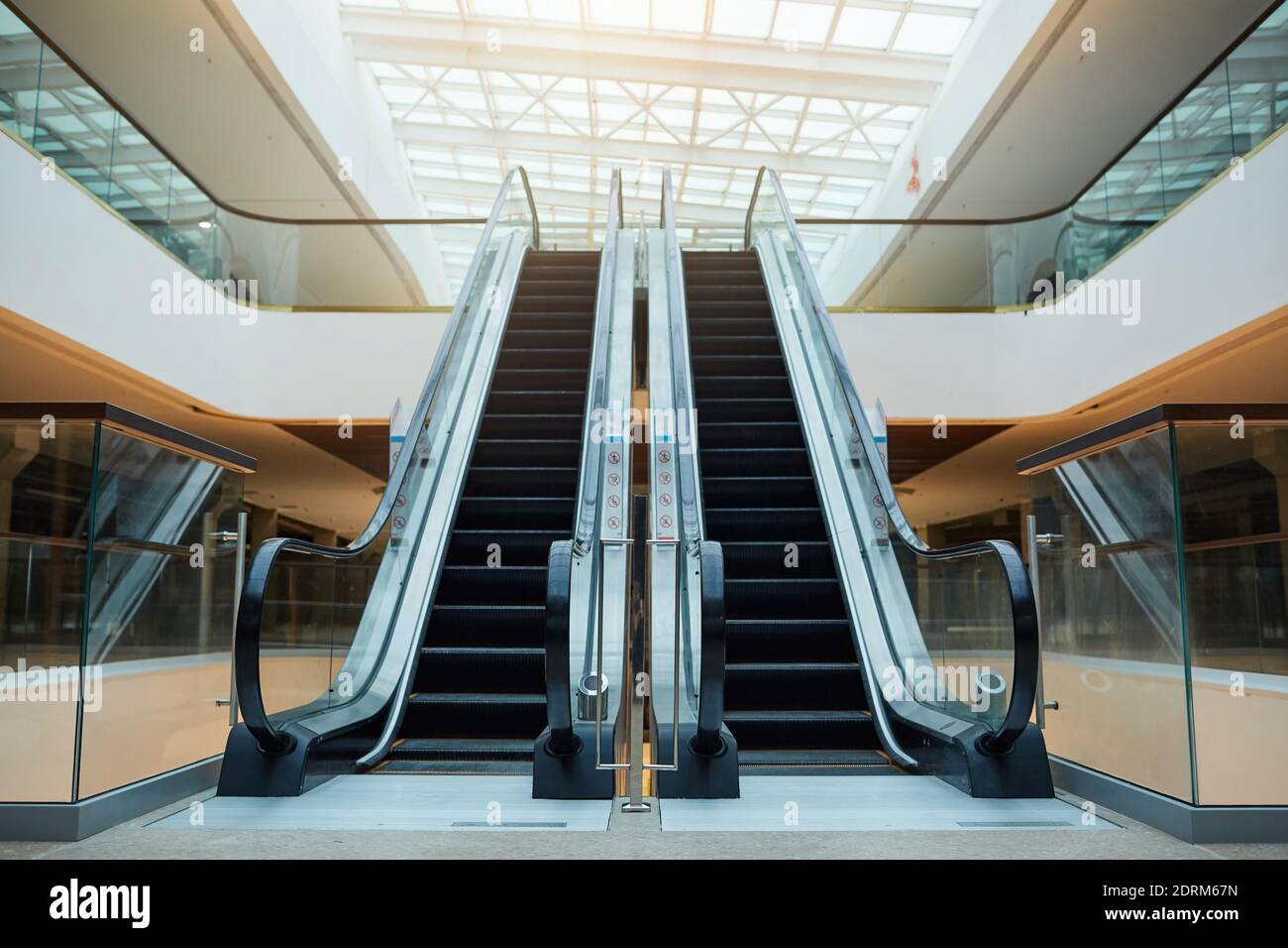 Grafisches Hintergrundbild von architektonischem Design mit Rolltreppe im Einkaufszentrum oder Bürogebäude im Bau, Kopierraum Stockfoto