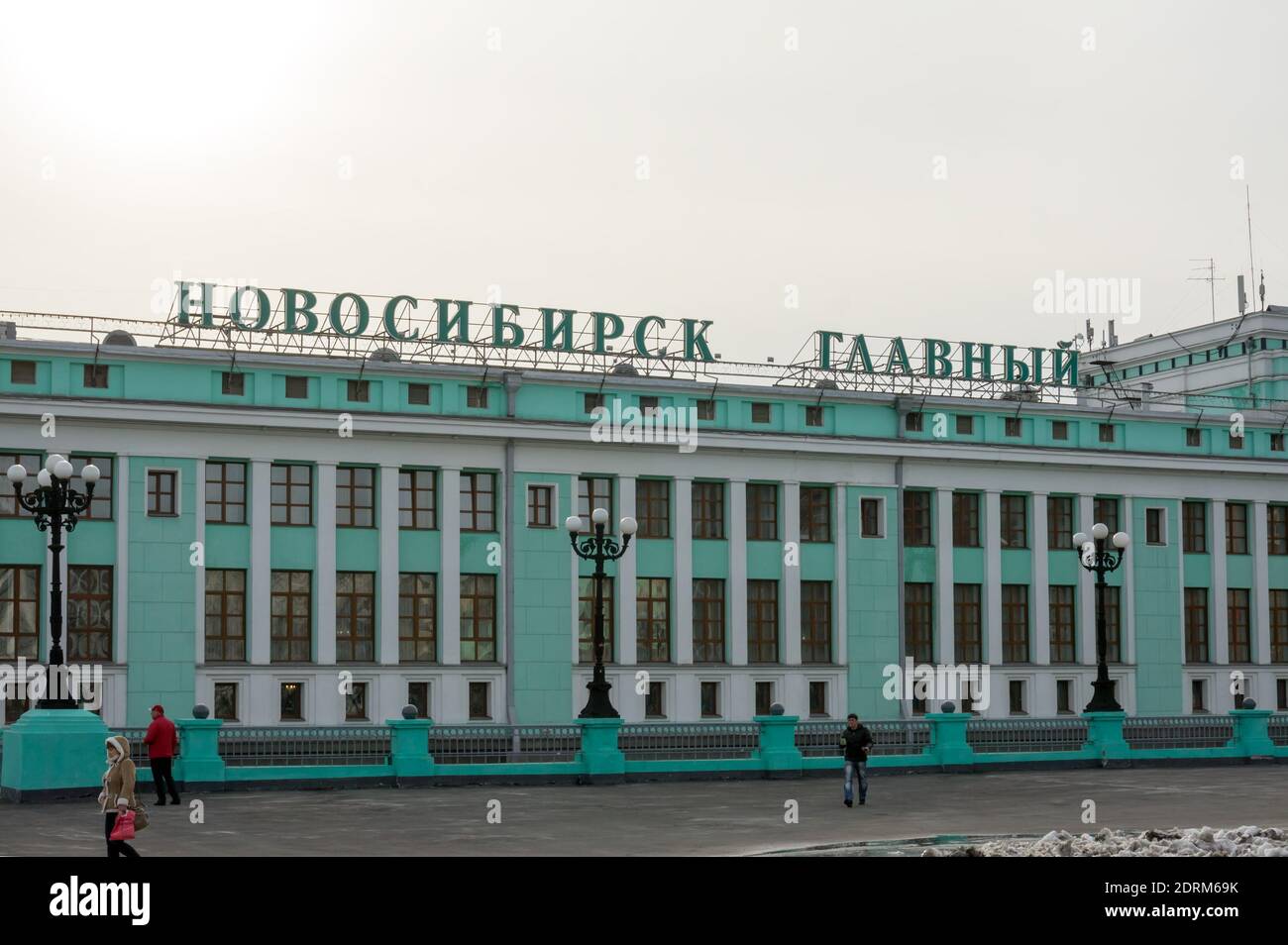 Die Inschrift auf der Fassade der Stadt Bahnhof in Russisch - Nowosibirsk Main, von der Seite des Bahnhofs Platz auf einem bewölkten Sprotte Stockfoto