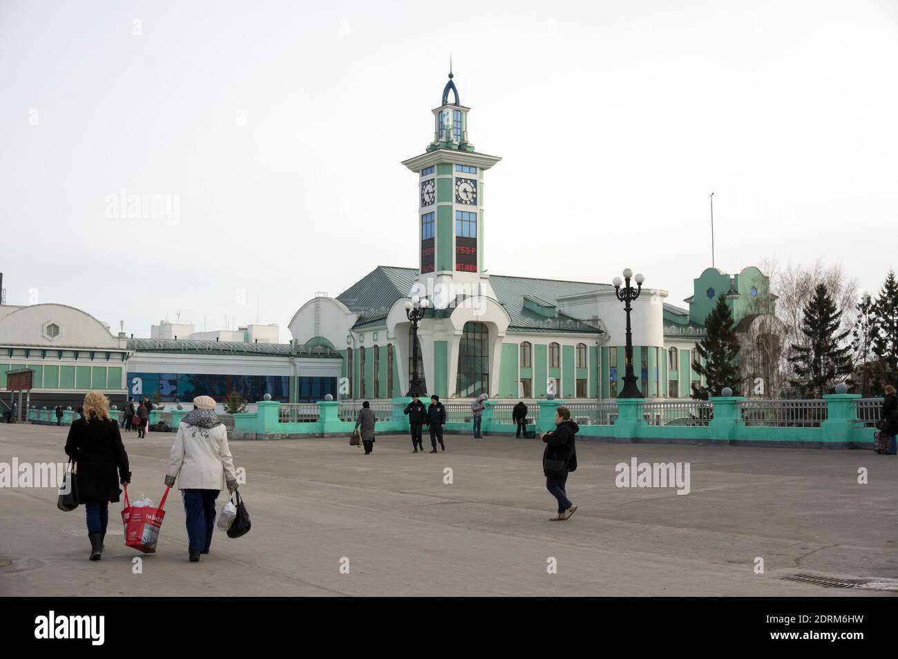 Vorstadtpavillon mit Uhrturm (2006) auf dem Bahnhofsplatz des Hauptbahnhofs (1939) an einem bewölkten Frühlingstag. Stockfoto