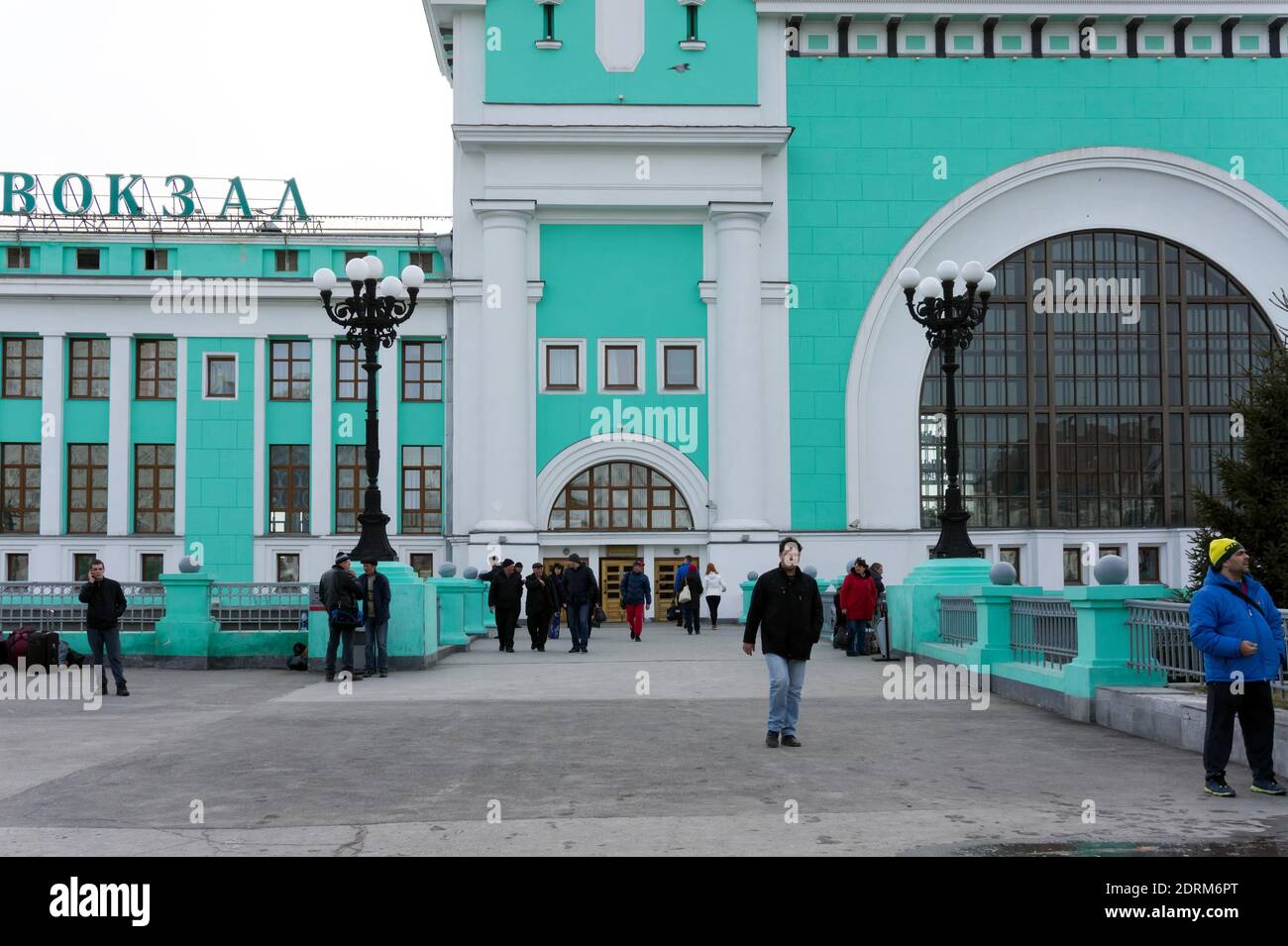 Brücke am Eingang in die obere Ebene des Hauptbahnhofs (1939) der Stadt vom Bahnhofsplatz an einem bewölkten Frühlingstag. Stockfoto