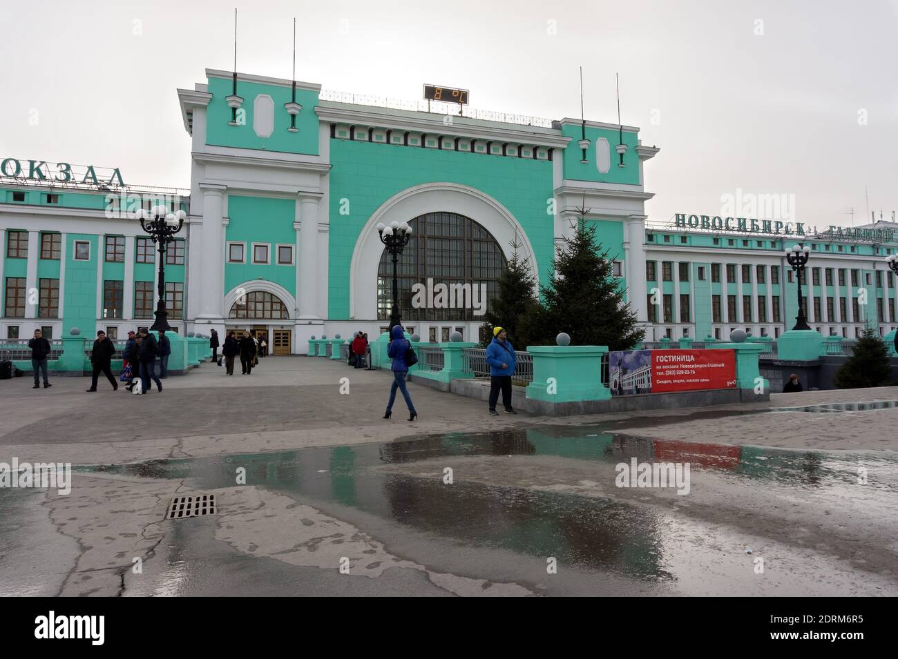 Die Menschen gehen über die Brücke am Eingang in die obere Ebene des Hauptbahnhofs der Stadt vom Bahnhof Platz. Stockfoto