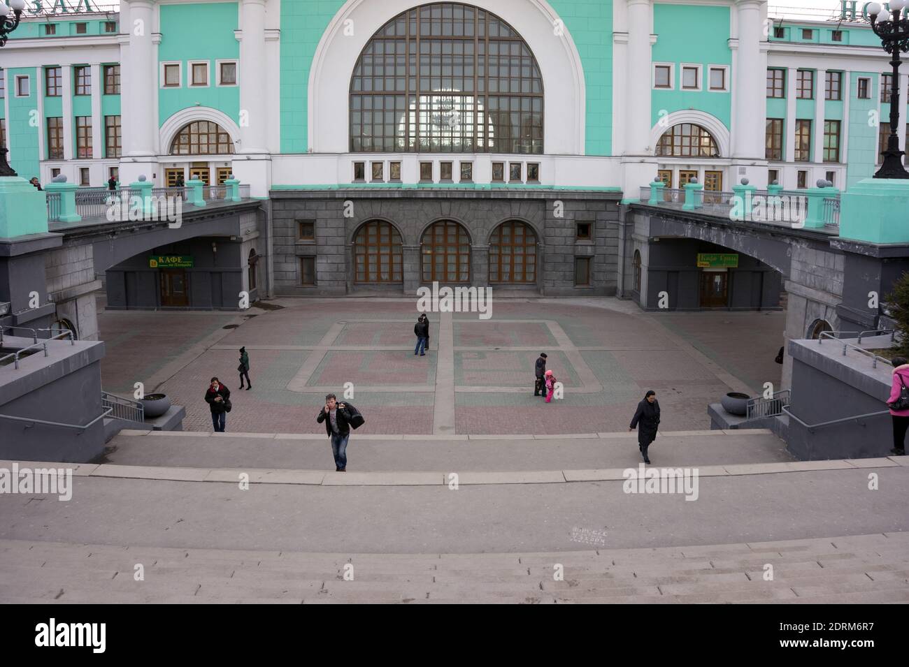 Die Menschen gehen die Treppe, die zum Eingang in die untere Ebene des Hauptbahnhofs (1939) vom Bahnhof Platz. Stockfoto