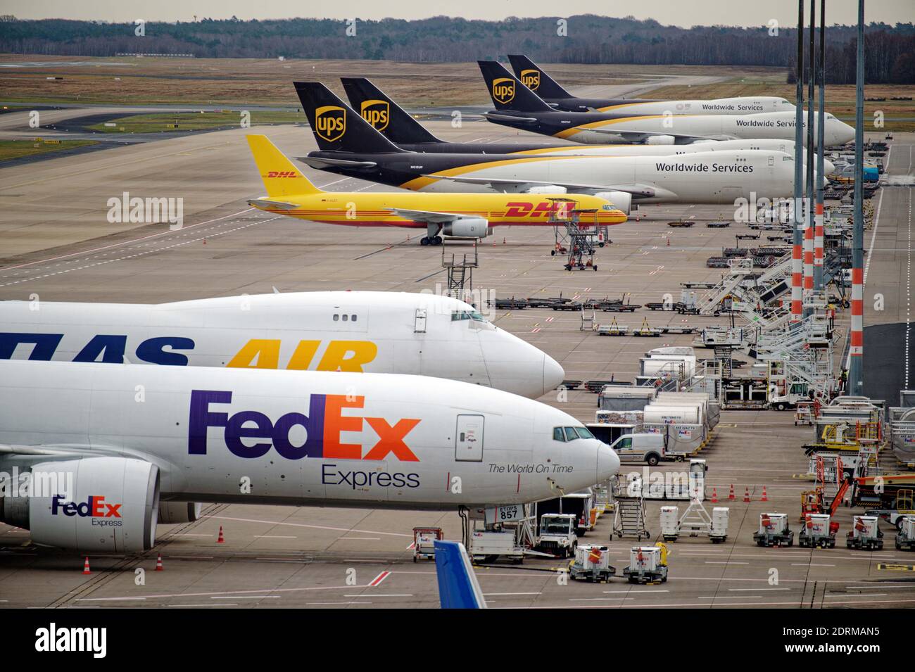Köln, Deutschland. Dezember 2020. Der Luftfrachtterminal am Flughafen Köln/Bonn ist sehr voll. Quelle: Henning Kaiser/dpa/Alamy Live News Stockfoto
