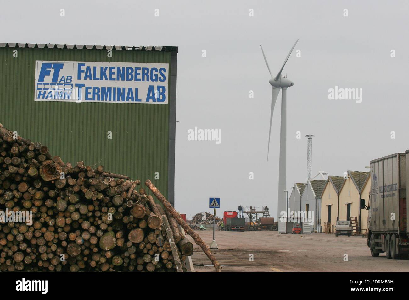 HOLZ gestapelt für den Export warten im Hafen Stockfoto