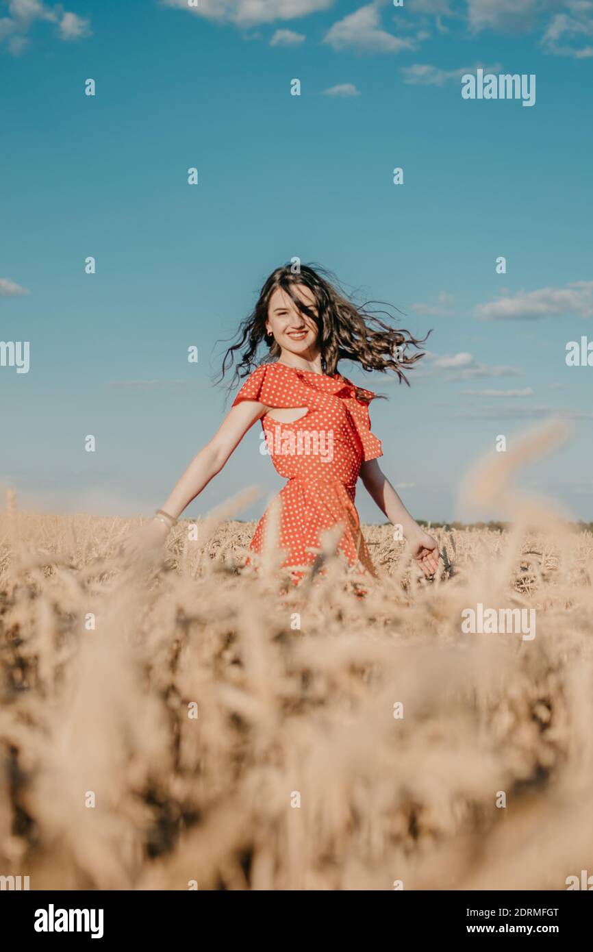 Natürliche Schönheit, Sensibilität für die Natur, Feier des Lebens kleine Momente Konzept. Schöne junge Frau im Weizenfeld. Frau im Weizenfeld auf der Stockfoto