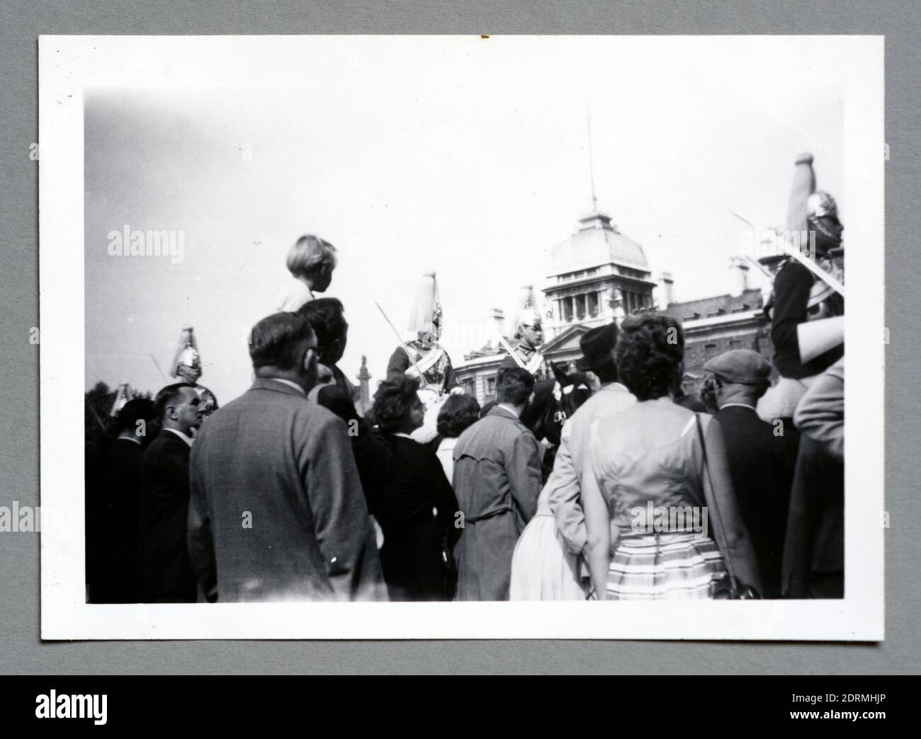 Foto eines Aufdrucks der Horse Guards Parade in London 1957, ein Amateur-Schnappschuss, der mit einer Brownie 127 Kamera aufgenommen wurde. Stockfoto