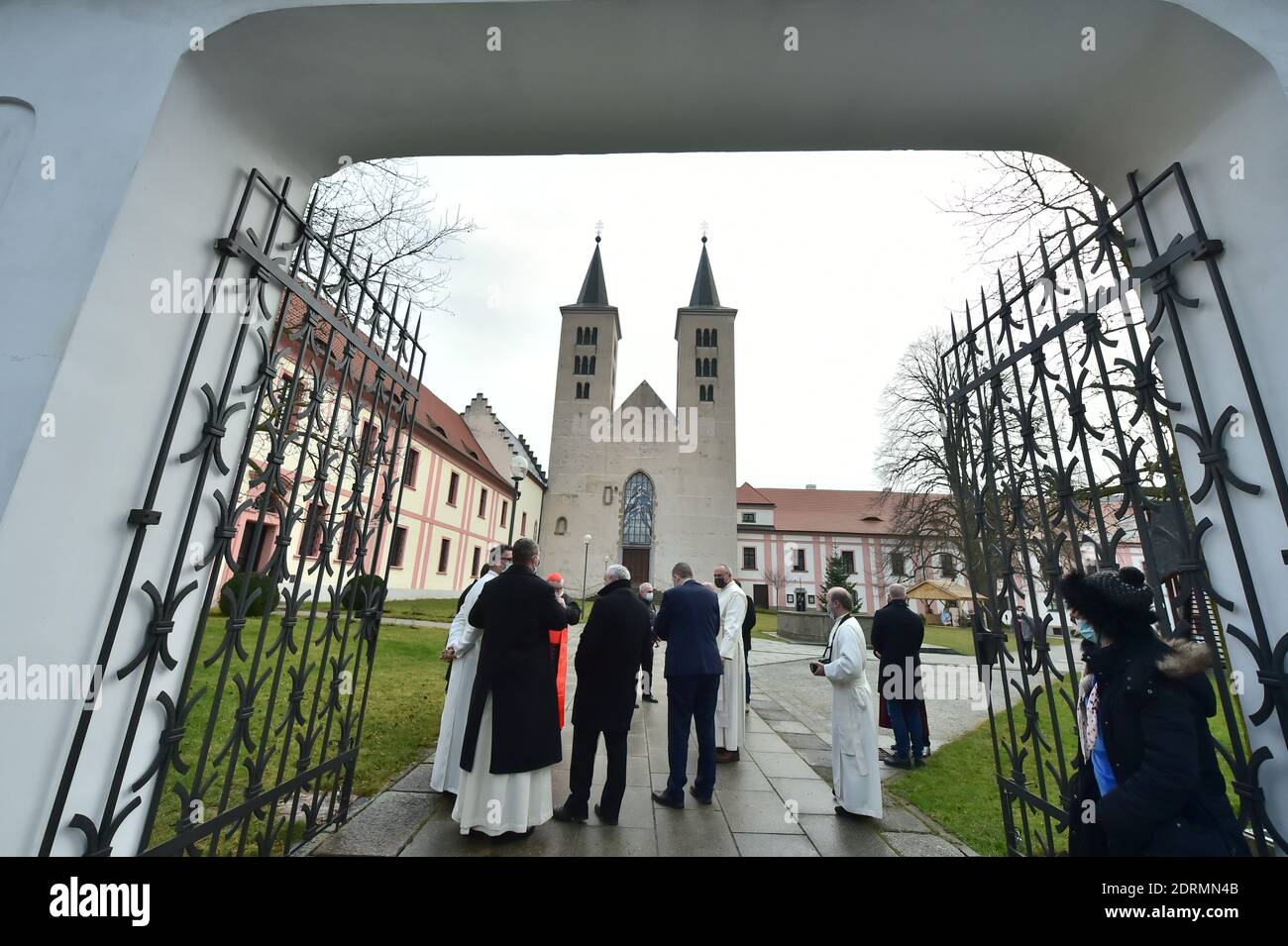 Milevsko, Tschechische Republik. Dezember 2020. Archäologen haben im Kloster (im Bild) in Milevsko, Tschechien, einen Schrein mit einem abgebrochenem Teil des Nagels des Kreuzes entdeckt, an dem Jesus Christus gestorben ist ("wahres Kreuz"), sagten sie Journalisten am 21. Dezember 2020. Das sechs Zentimeter große Fragment des Nagels, mit dem Jesus Christus gekreuzigt wurde, wurde in einem Hohlraum im Gewölbe des Klosters gefunden. Kredit: Vaclav Pancer/CTK Foto/Alamy Live Nachrichten Stockfoto