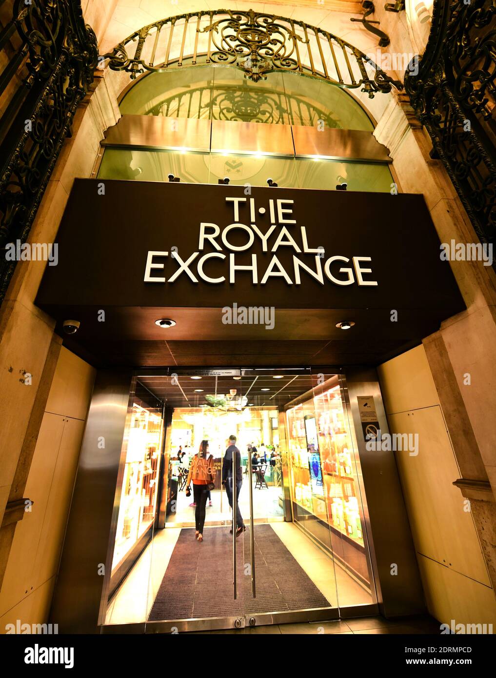 London, Großbritannien. September 2019. Einer der drei Eingänge zur ehemaligen Royal Commodity Exchange, Royal Exchange. Seit der Innenhof vor 20 Jahren umgebaut wurde, beherbergt es ein stilvolles Einkaufszentrum mit luxuriösen Geschäften, Cafés und Restaurants. Quelle: Waltraud Grubitzsch/dpa-Zentralbild/ZB/dpa/Alamy Live News Stockfoto