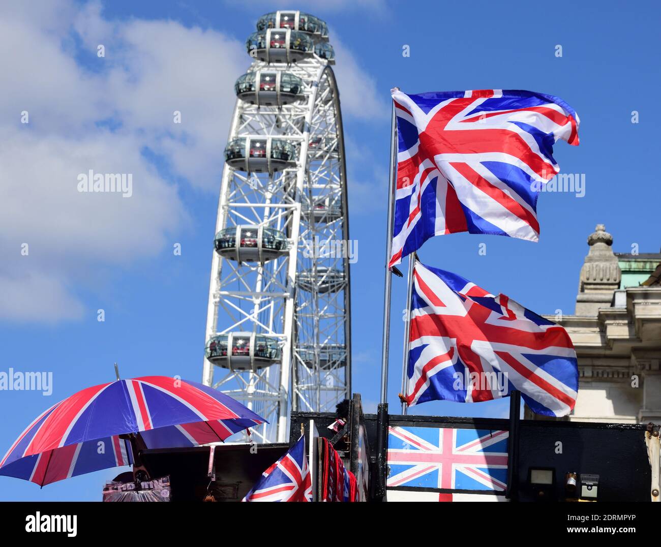 London, Großbritannien. September 2019. Neben dem Riesenrad, das als london Eye bekannt ist, fliegen Flaggen Großbritanniens. Quelle: Waltraud Grubitzsch/dpa-Zentralbild/ZB/dpa/Alamy Live News Stockfoto