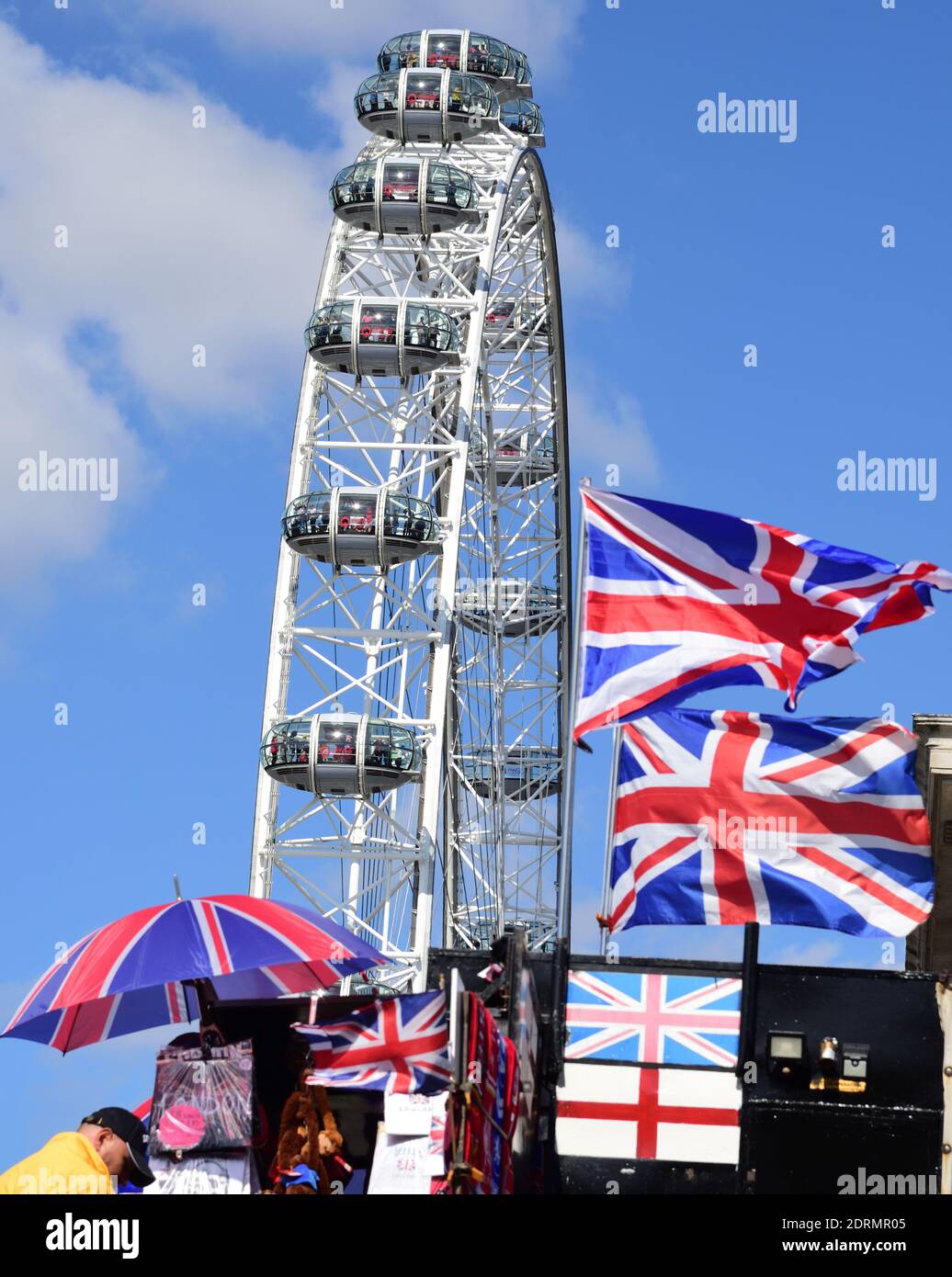 London, Großbritannien. September 2019. Neben dem Riesenrad, das als london Eye bekannt ist, fliegen Flaggen Großbritanniens. Quelle: Waltraud Grubitzsch/dpa-Zentralbild/ZB/dpa/Alamy Live News Stockfoto