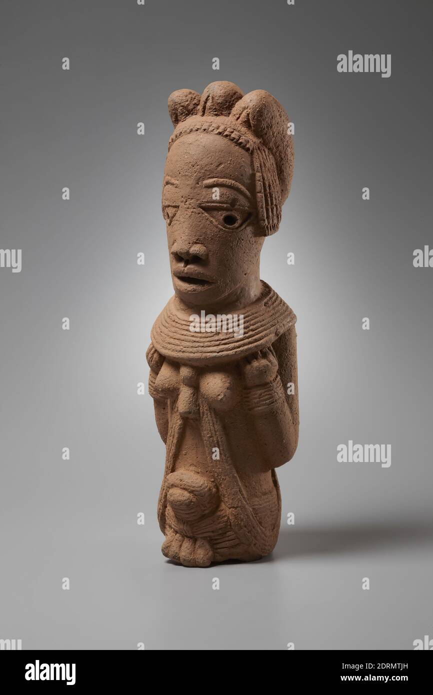 Weibliche Figur, ca. 900–300 v. Chr., Terrakotta, 18 × 6 1/2 × 6 Zoll (45.72 × 16.51 × 15.24 cm), hergestellt in Nigeria, NOK, Skulptur Stockfoto