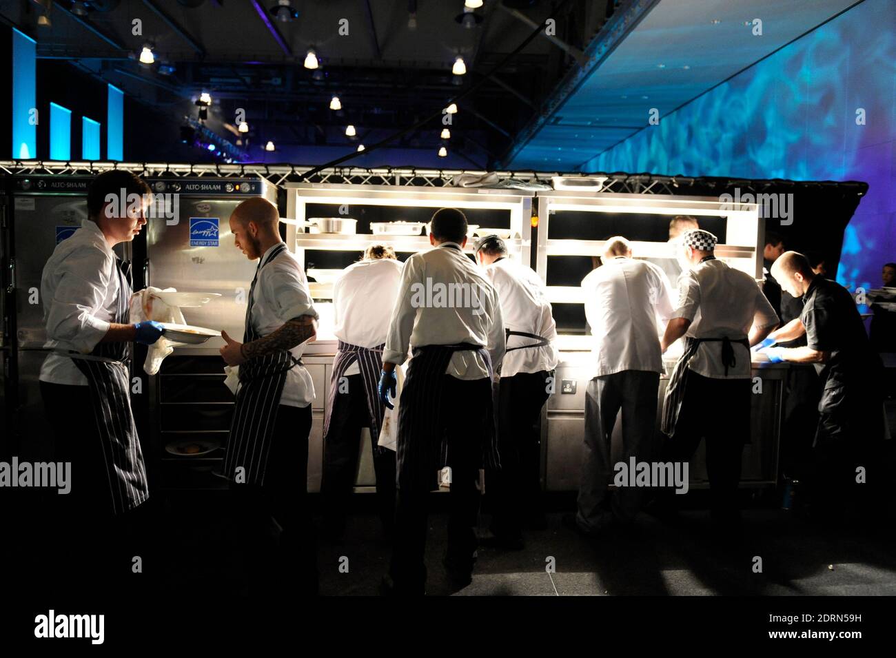 Küchenchefs, die in einer Restaurantküche arbeiten, bereiten Essen zu Stockfoto
