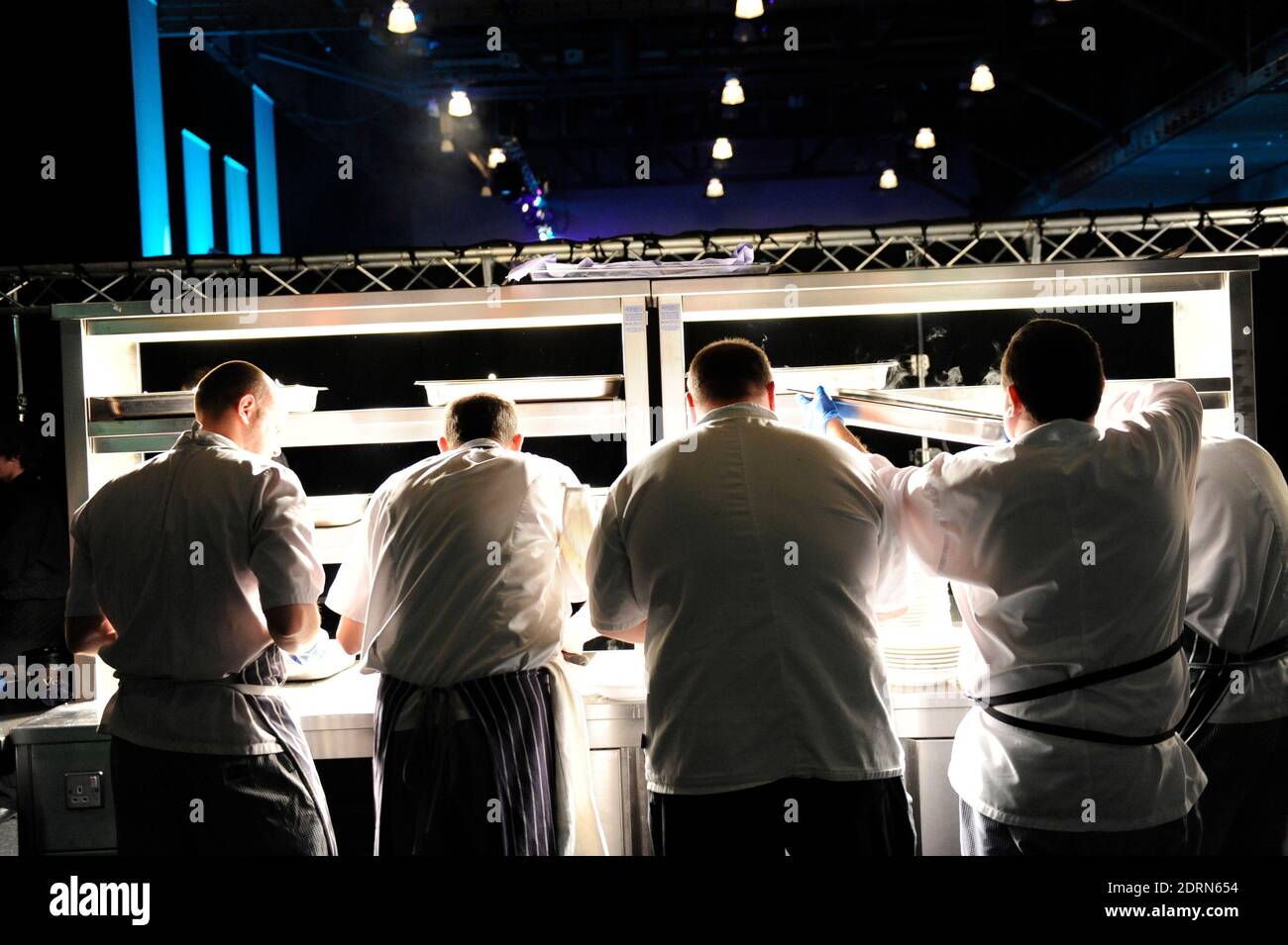 Küchenchefs, die in einer Restaurantküche arbeiten, bereiten Essen zu Stockfoto