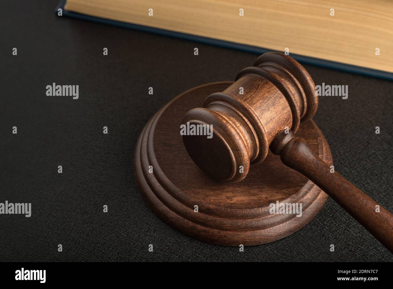 Gavel und klingender Block. Holzhammer. Justiz und Recht. Buch im Hintergrund. Stockfoto