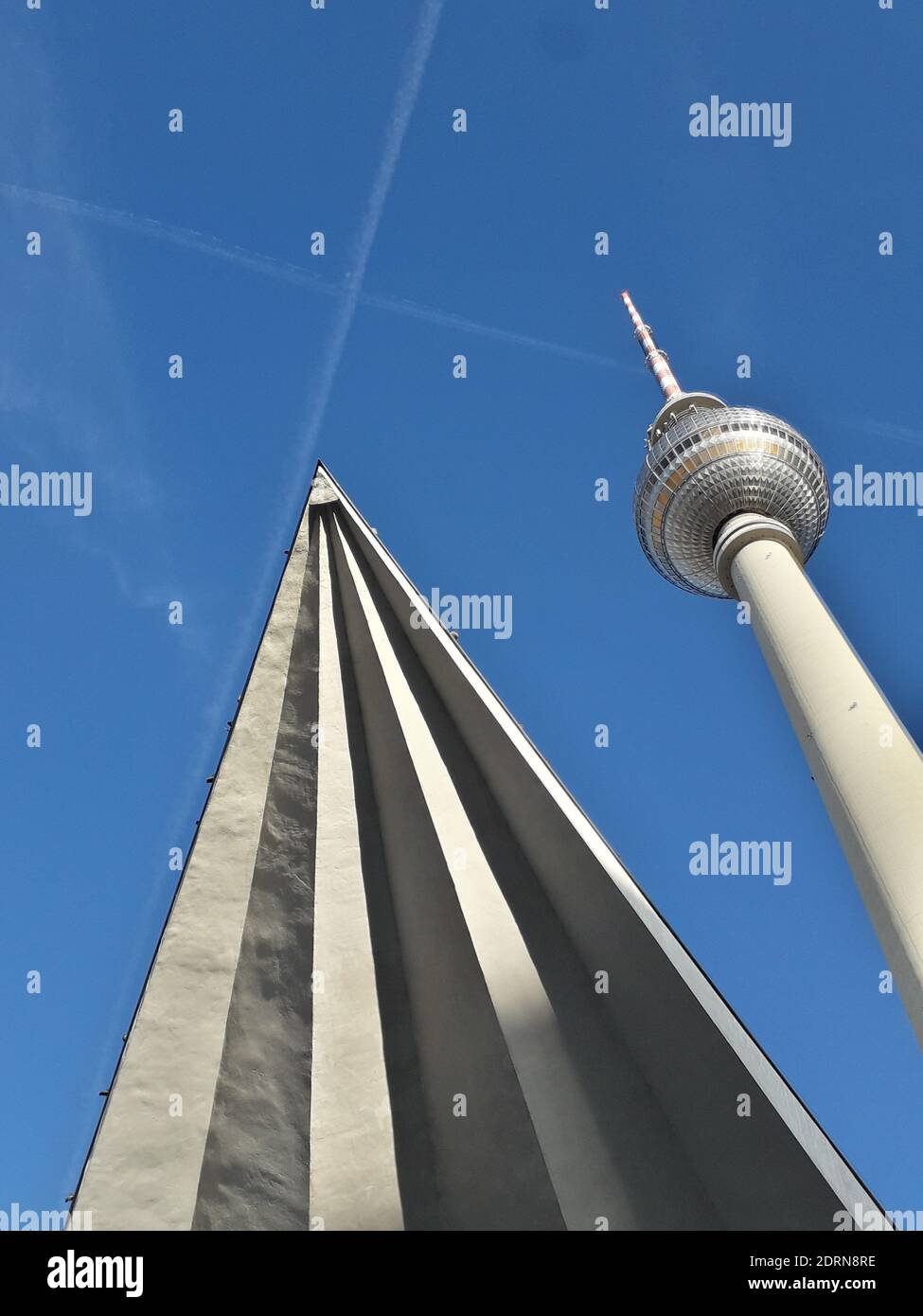 BERLIN, DEUTSCHLAND - 05. Dez 2020: Der Berliner Funkturm ist ein wichtiges Wahrzeichen der Stadt und des Landes. Auf einem blauen Himmel mit einem Gegengleit, der ihn überquert Stockfoto
