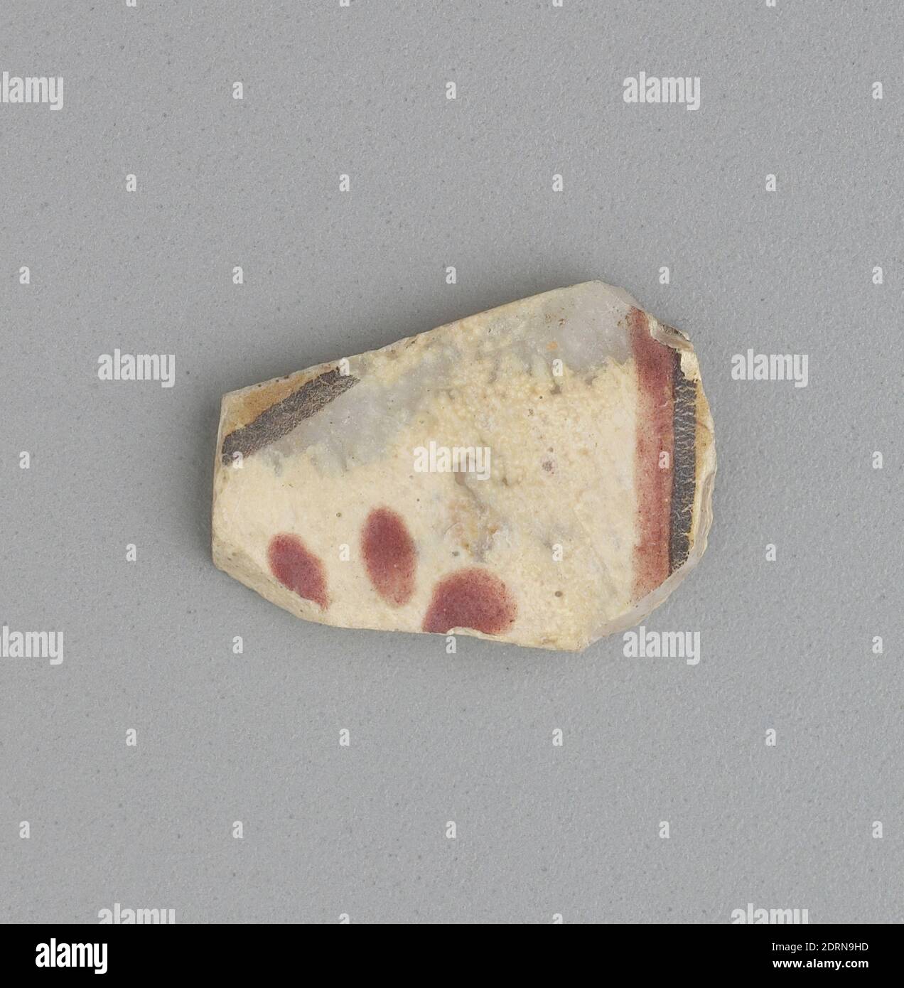 Glasfragmente mit Entwürfen, 2.–3. Jahrhundert n. Chr., freigeblasenes Glas mit bemalter Vergoldung, 2.86 × 3.84 cm (1 1/8 × 1 1/2 in.), Yale-französische Ausgrabungen bei Dura-Europos, ausgegraben in Dura-Europos, Syrien, Syrien, Syrien, Dura-Europos, mittelkaiserliches Römisch, Behälter - Glas Stockfoto