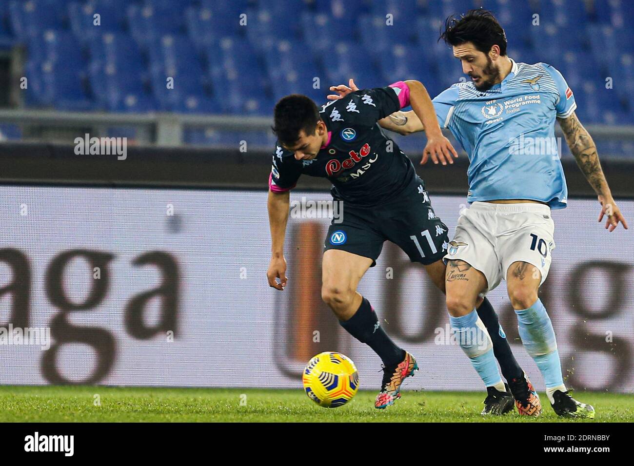 SSC Napoli mexikanischen Stürmer Hirving Lozano (L) Herausforderungen für die Ball mit Lazio spanischen Mittelsäufer Luis Alberto während der Serie Ein Fußballspiel SS Lazio gegen SSC Napoli Stockfoto