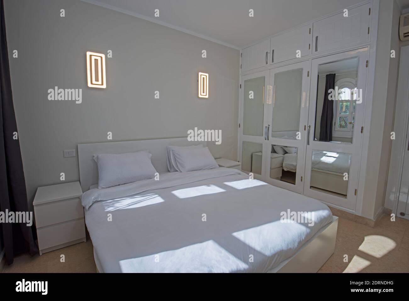 Interior Design Einrichtung Einrichtung von Luxus zeigen home Schlafzimmer mit Möbeln und Doppelbett Stockfoto