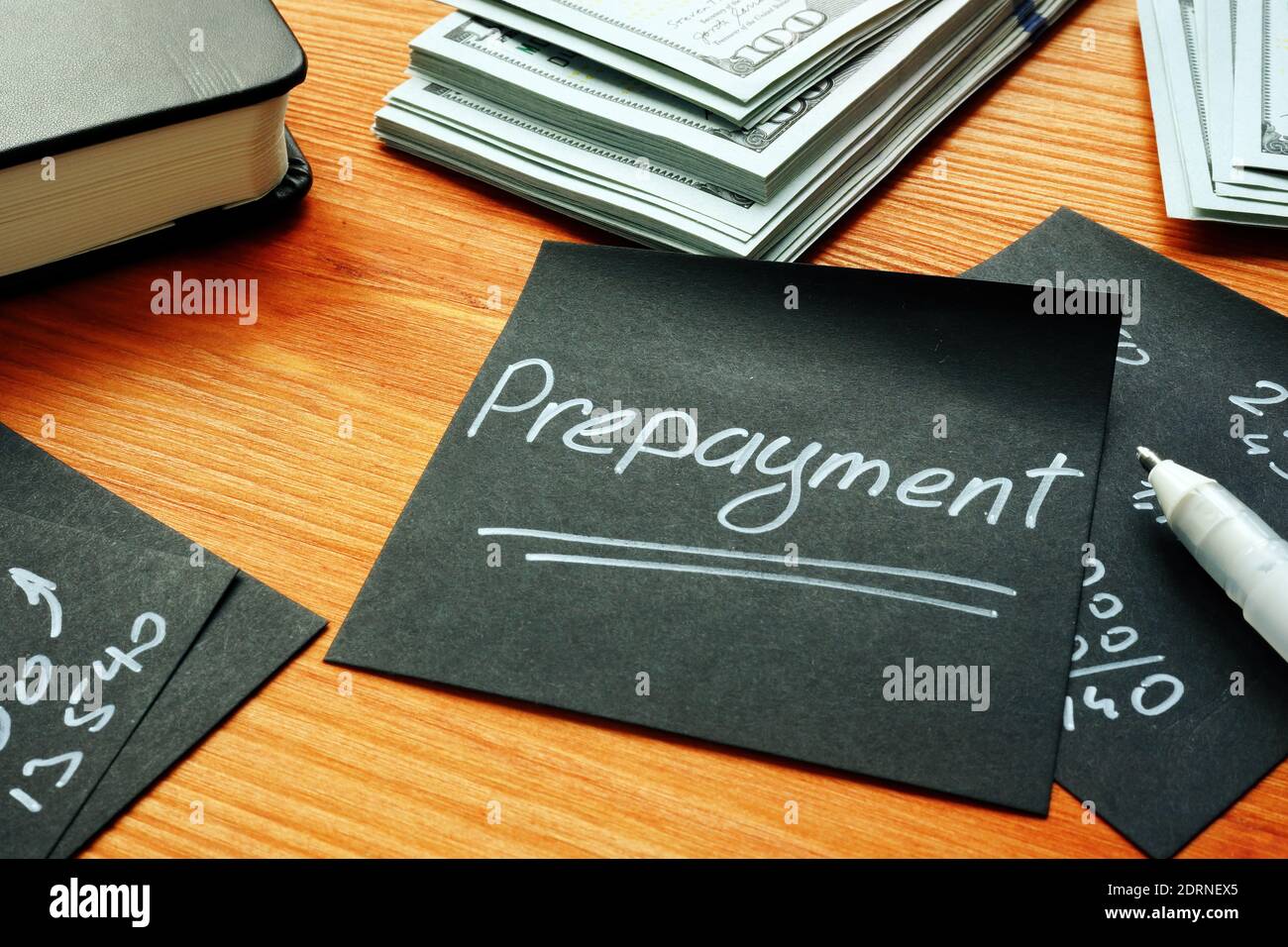 Vorauszahlungsnotiz auf Papier und Berechnung. Stockfoto