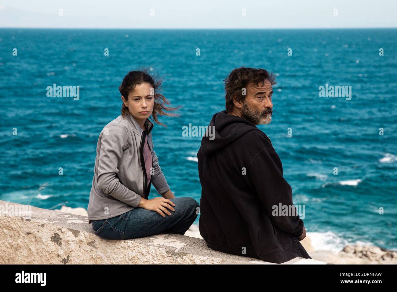 EDUARD FERNANDEZ und ANNA CASTILLO in MEDITERRANEO (2021), Regie Marcel BARRENA. KREDIT: ARCADIA BEWEGUNG ABBILDUNGEN/CADOS PRODUCCIONES/FILME BEFESTIGEN/ICEC/ALBUM Stockfoto