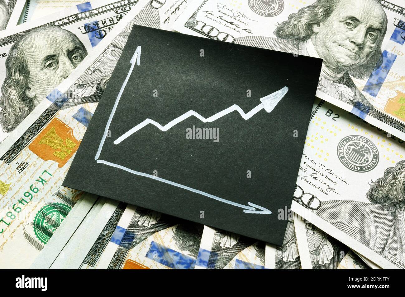 Finanzieller Erfolg im Geschäft und Wachstum der Einsparungen. Steigender Pfeil und Geld. Stockfoto