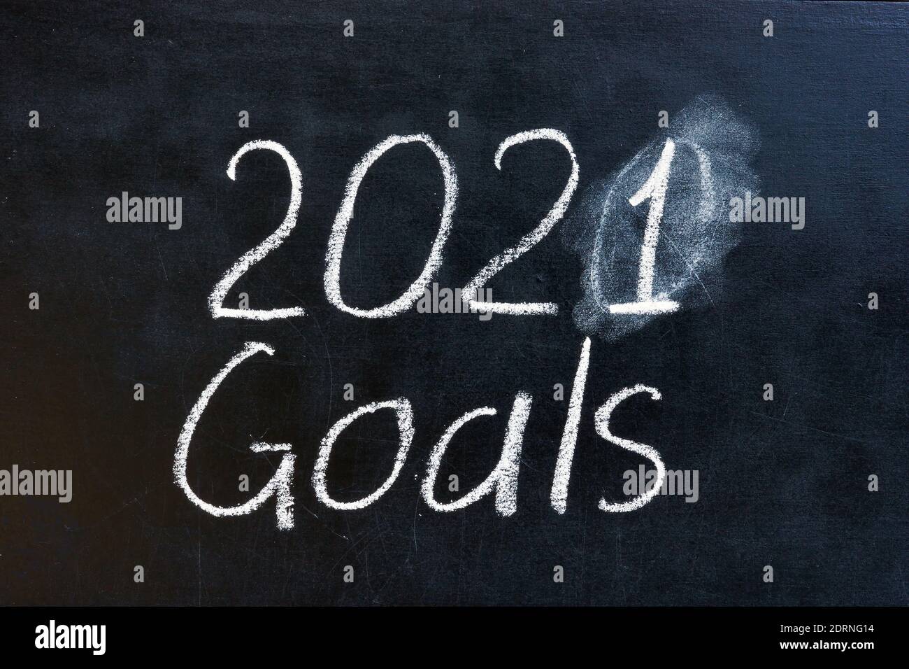 2020 überquerte 2021 Tore geschrieben Wort auf der Tafel. Stockfoto