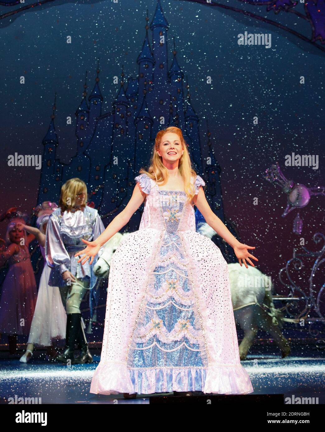Amy Lennox (Cinderella) in CINDERELLA im New Wimbledon Theatre, London SW19 09/12/2014 Geschrieben von Eric Potts Choreograph: Lizzi Gee Regie: Ian Talbot Stockfoto
