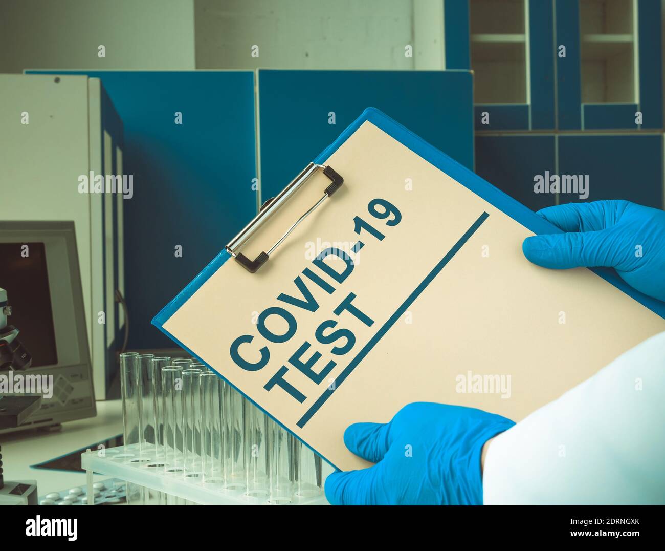 Der Arzt hält die Ergebnisse des covid 19-Tests im Labor. Stockfoto