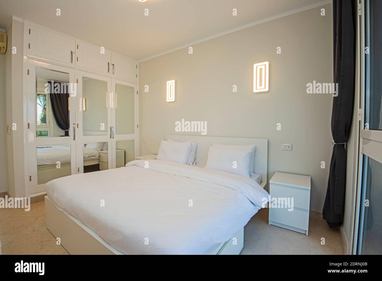 Interior Design Einrichtung Einrichtung von Luxus zeigen home Schlafzimmer mit Möbeln und Doppelbett Stockfoto