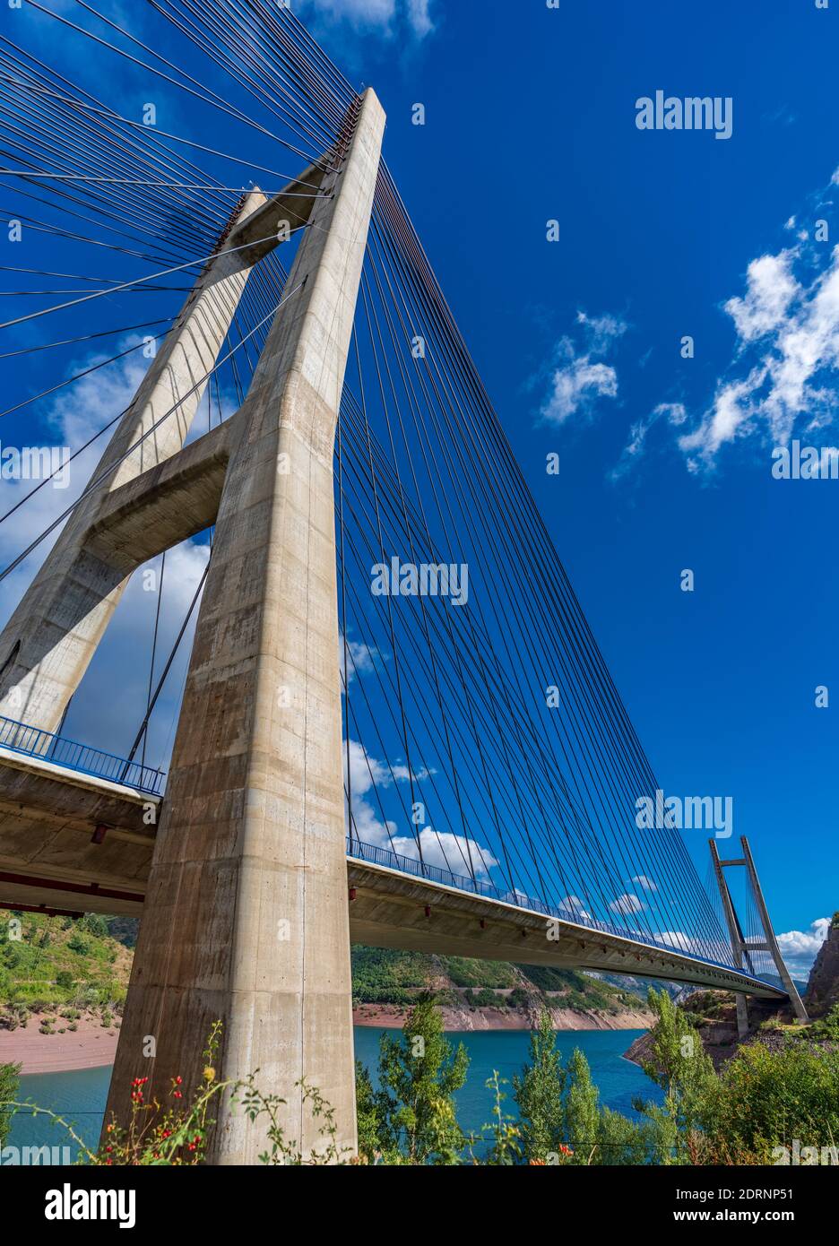 Riesige Hängebrücke und Damm über blauem Himmel, vertikale Komposition Stockfoto