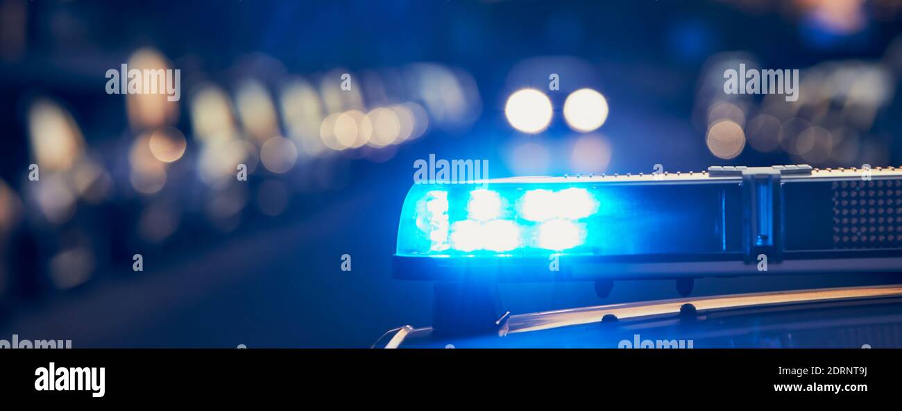 Sirene Licht auf dem Dach des Polizeiautos auf der Straße. Themen Kriminalität und Notfall Panorama-Banner. Stockfoto