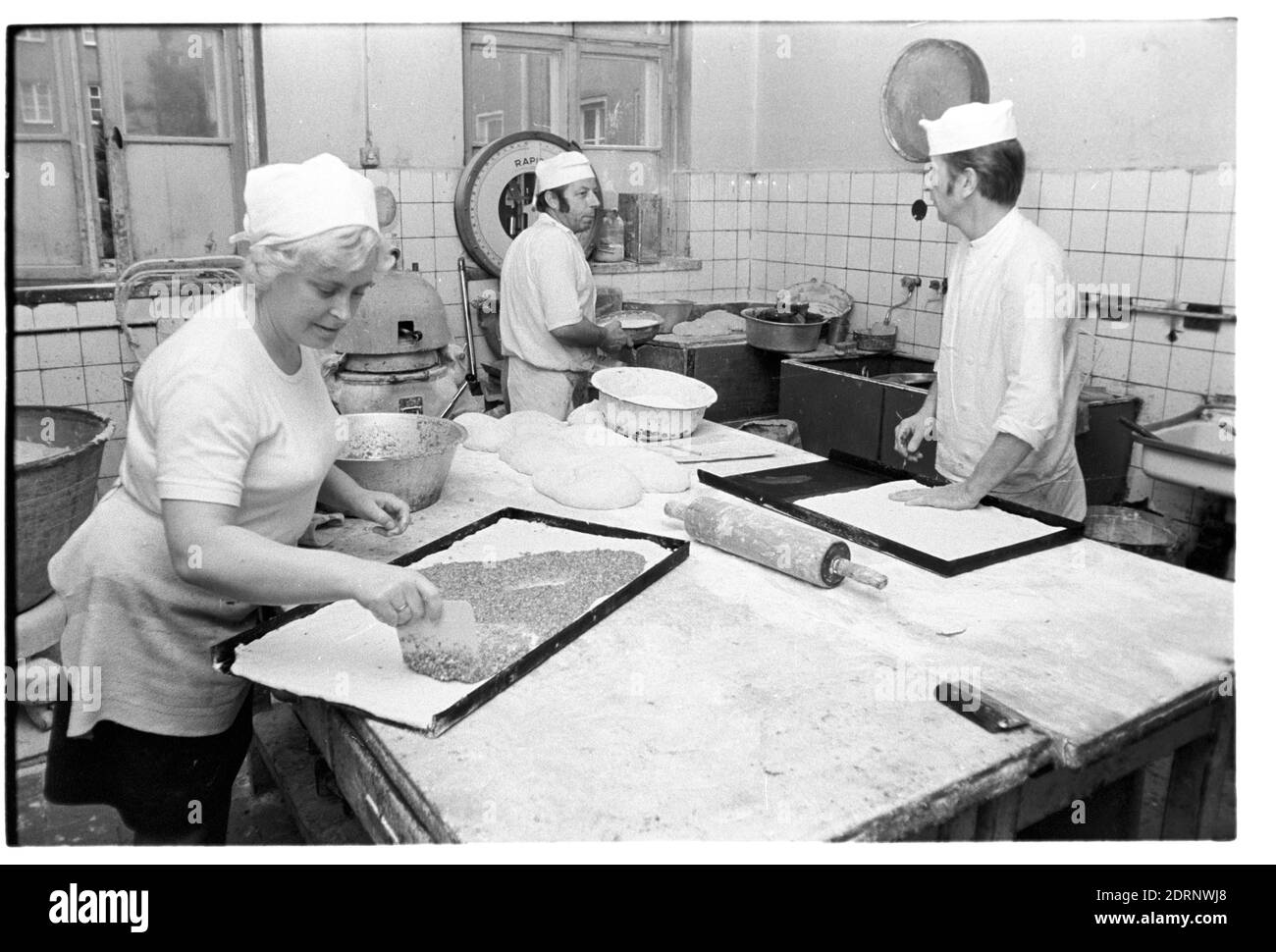 30. November 1982, Sachsen, Eilenburg: In der Konsum Bäckerei Eilenburg werden in den frühen 1980er Jahren unter anderem Kuchen gebacken. Genaues Aufnahmedatum nicht bekannt. Foto: Volkmar Heinz/dpa-Zentralbild/ZB Stockfoto