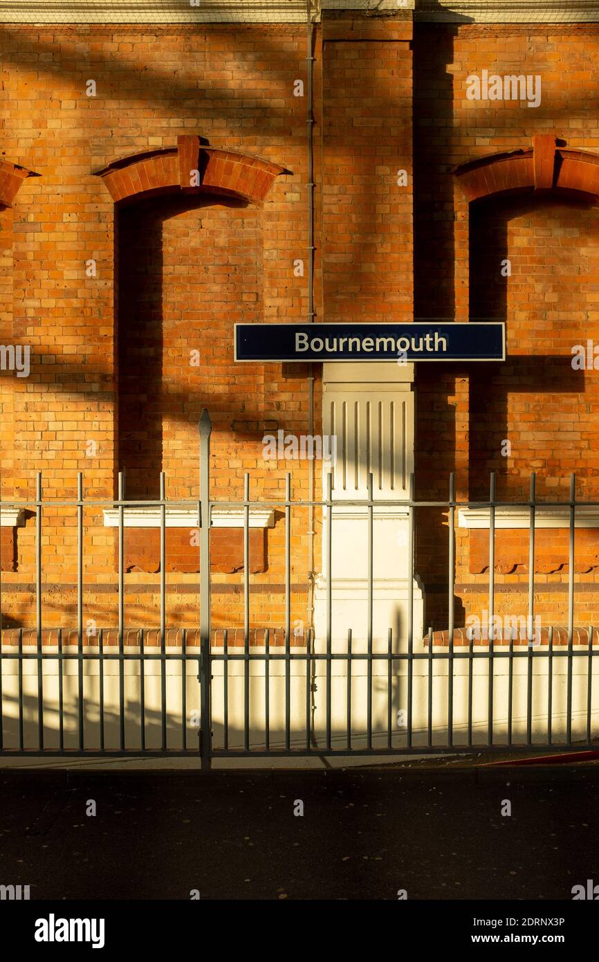 Am frühen Morgen Sonnenschein auf den Bahnsteigen am Bahnhof Bournemouth 22. April 2015 Neil Turner Stockfoto