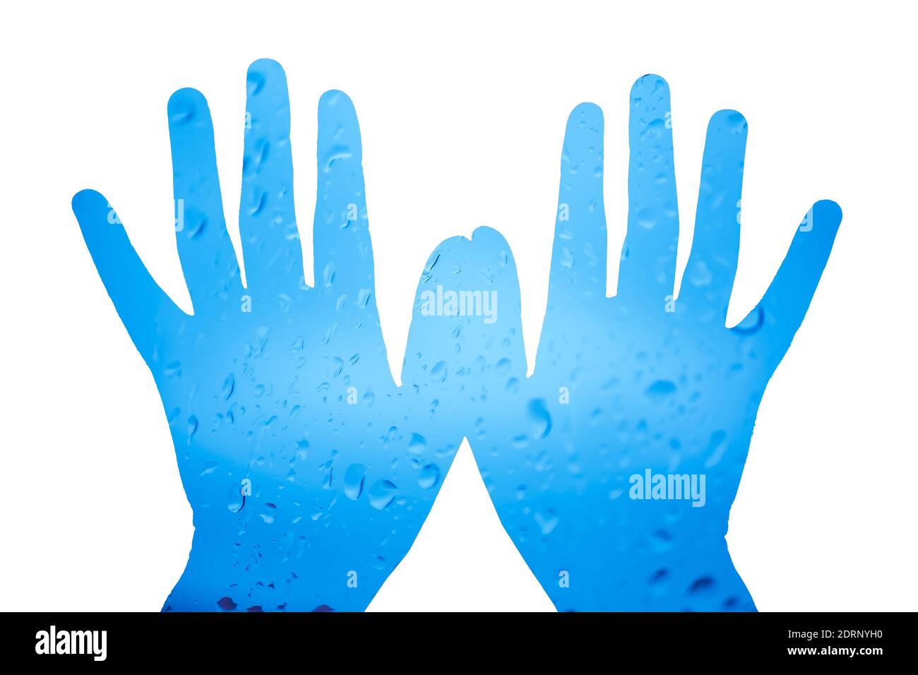 Wassertropfen auf das Glas auf den Händen auf weißem Hintergrund. Stockfoto