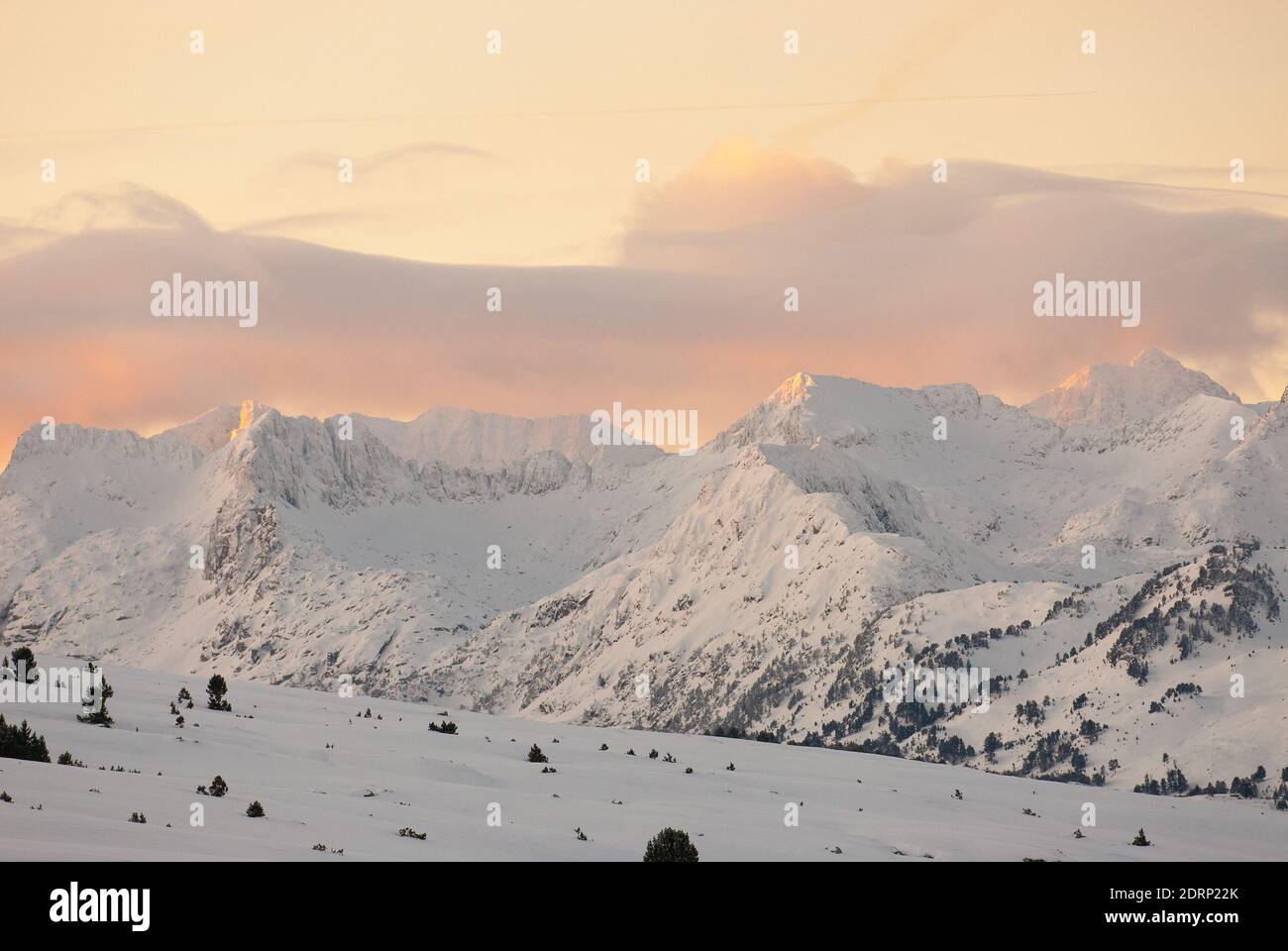 Schneebedeckte Pyrenäen in der Morgendämmerung von einem katalanischen Skigebiet. Stockfoto