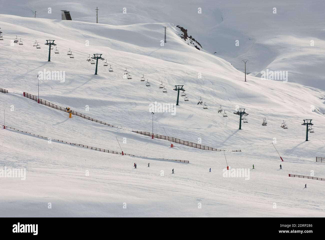 Gesamtansicht eines aragonesischen Skigebiets, in den spanischen Pyrenäen. Stockfoto