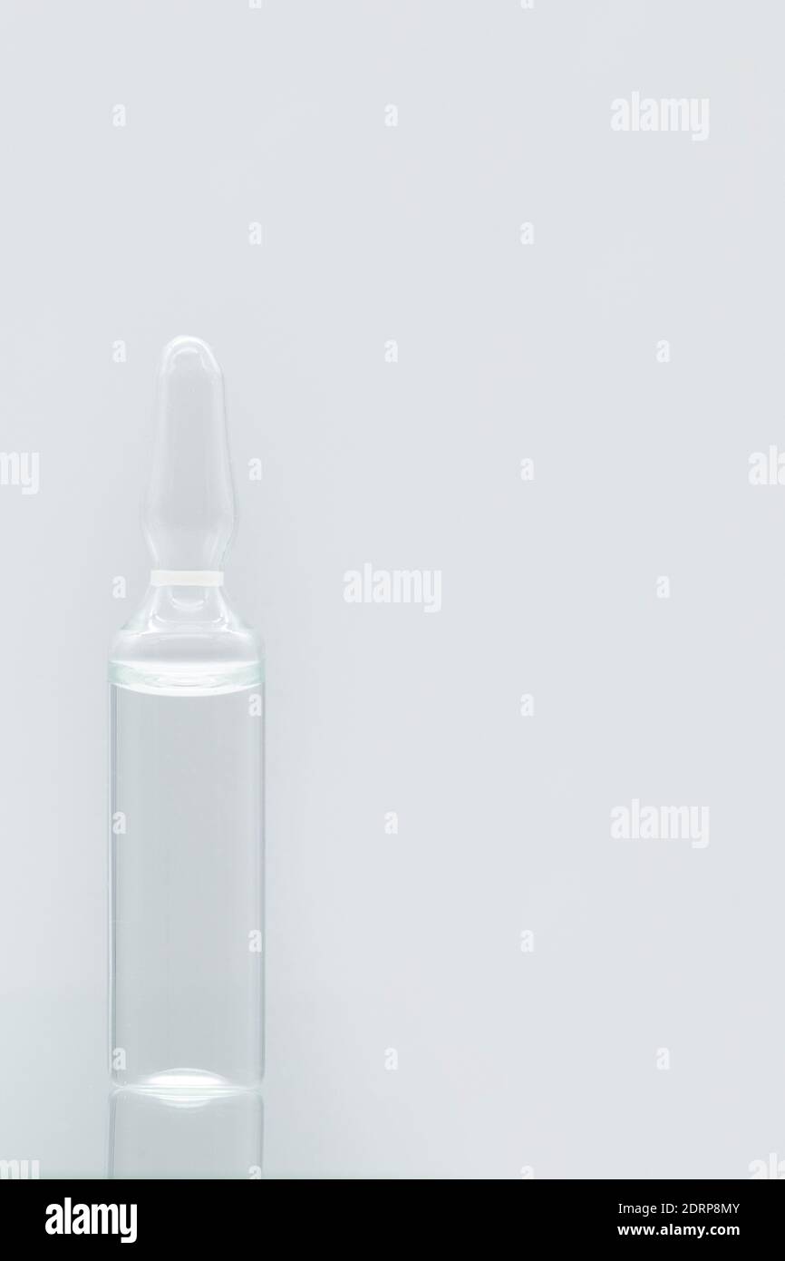 Glasampullen mit Flüssigkeit, isoliert auf weißem Hintergrund. Stockfoto
