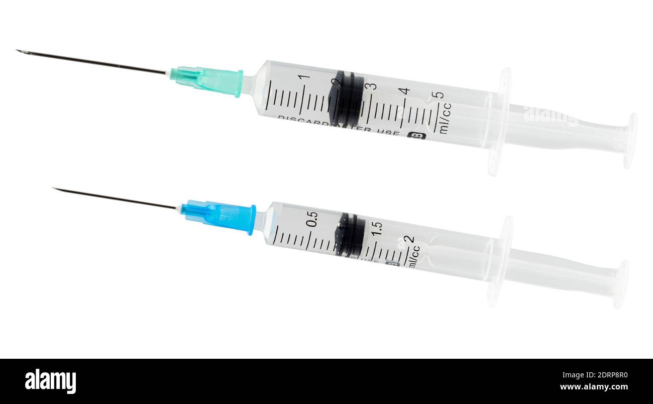 Medizinische Spritze mit Injektionslösung auf weißem Hintergrund. Spritze mit Impfung. Stockfoto